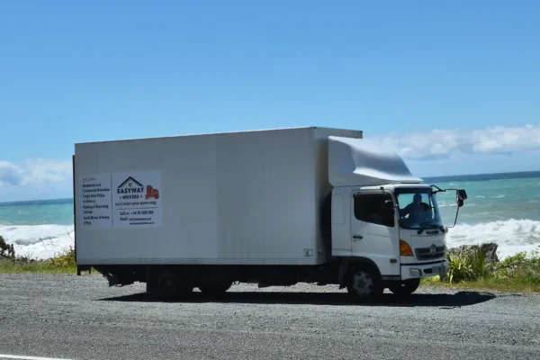 EasyWay Movers truck providing long-distance moving services across New Zealand