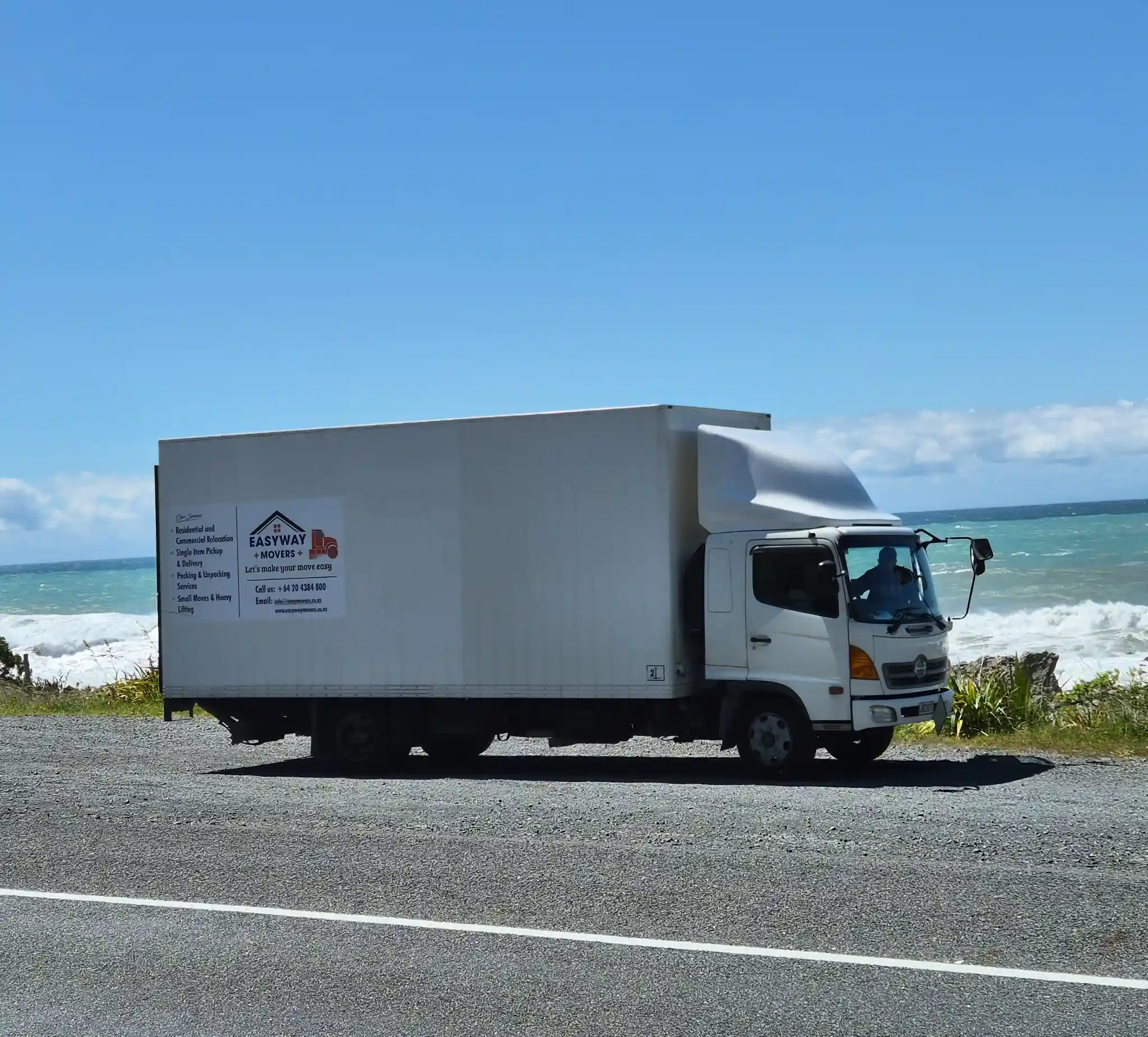 EasyWay Movers truck providing long-distance moving services across New Zealand